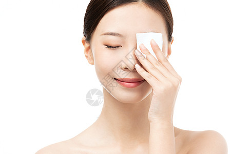女性使用化妆棉擦拭面部 图片