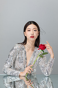 手拿玫瑰花的时尚女性背景图片