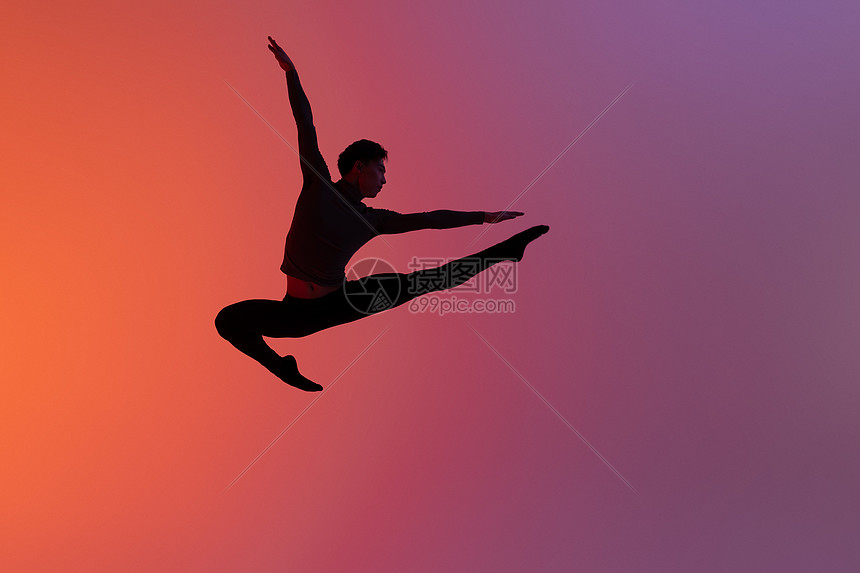 男性舞蹈动作跳跃剪影图片