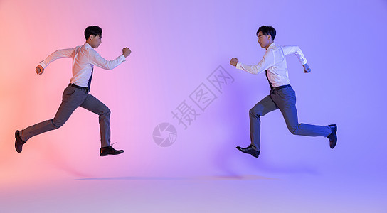商务男性跳跃奔跑图片