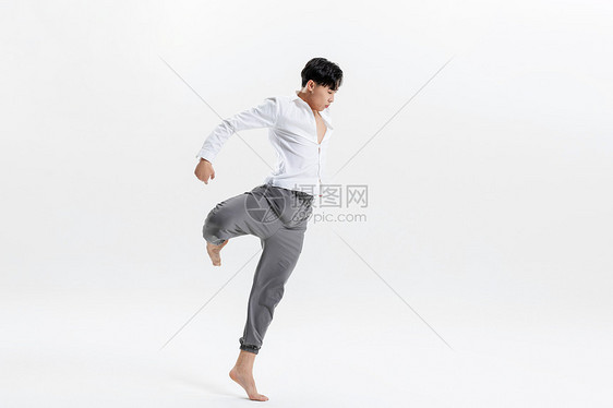 男性舞者民族舞蹈动作图片