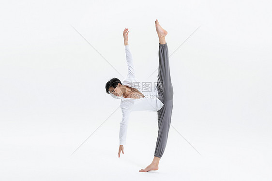 男性舞者民族舞蹈动作劈腿图片