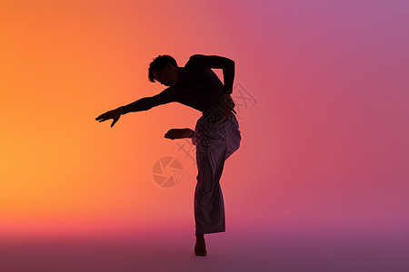 男性舞者舞蹈动作剪影背景图片