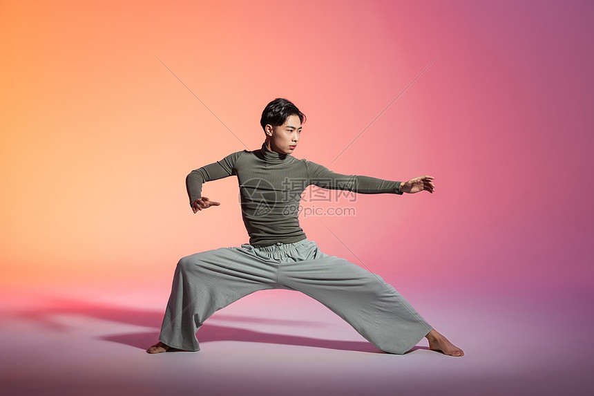 男性舞者舞蹈动作