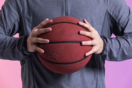 男性运动员双手抓住篮球图片
