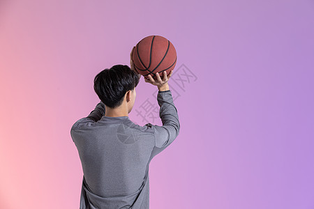 一个人抱着篮球背影图图片
