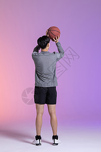 男性篮球运动员投篮背影图片