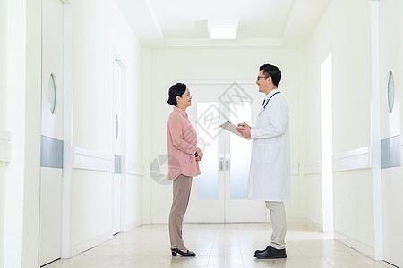 医生和患者交流图片
