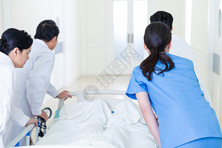 急救中的医护人员手推病床图片