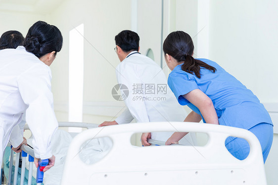 急救中的医护人员手推病床图片
