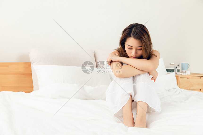 分手失恋悲伤女性紧抱双腿高清图片下载 正版图片 摄图网