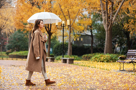 插画少女秋季雨天美女撑伞公园散步背景