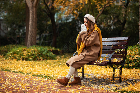 下雨天壁纸秋季文艺美女看银杏落叶背景