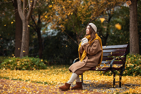 下雨天壁纸秋季文艺美女看银杏落叶背景