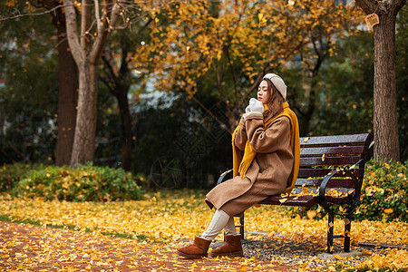 下雨天壁纸秋季文艺美女看银杏落叶背景