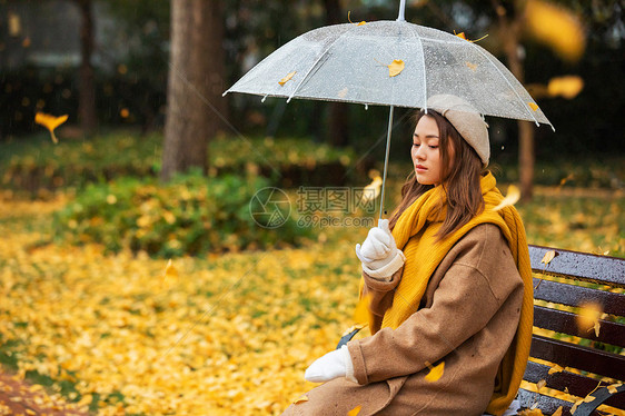 秋季雨天文艺美女公园撑伞图片