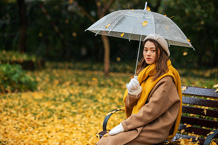 秋季雨天文艺美女公园撑伞图片