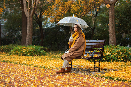 秋季雨天文艺美女公园撑伞图片