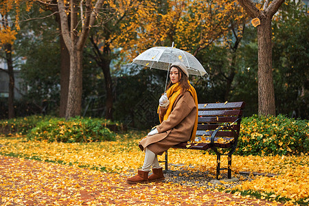 秋季雨天文艺美女公园撑伞图片