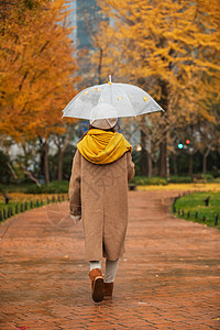 下雨天美女公园里散步背影图片