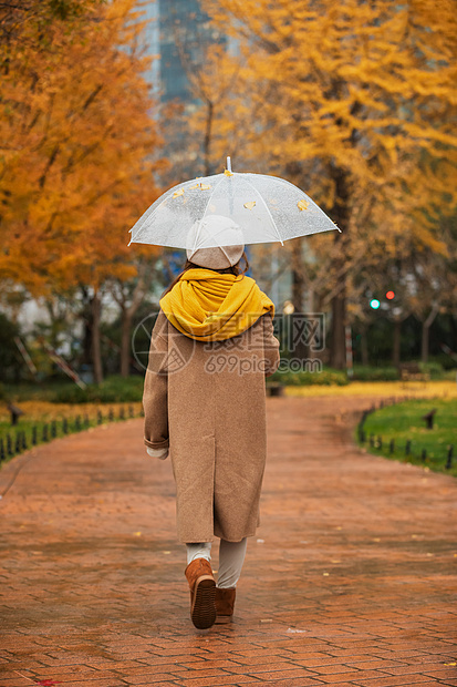 下雨天美女公园里散步背影图片