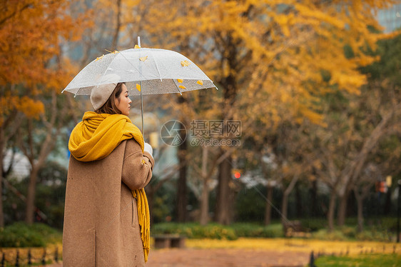 下雨天美女公园里散步图片