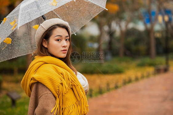 秋季雨天文艺美女撑伞图片