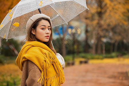 秋季雨天文艺美女撑伞图片