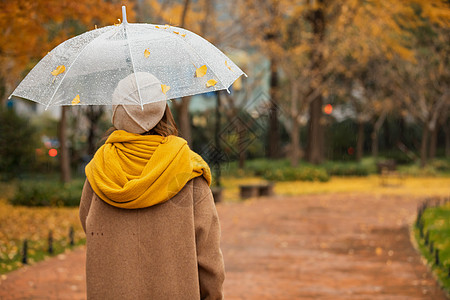 下雨天美女公园里散步图片