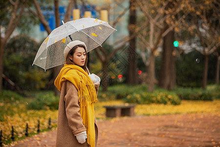 秋季雨天文艺美女撑伞高清图片