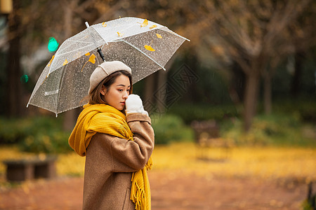 秋季雨天文艺美女撑伞图片