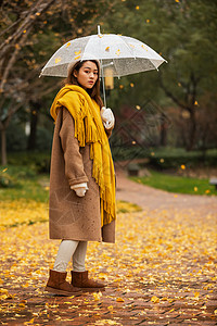 雨天的秋季雨天文艺美女撑伞背景