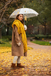 秋季雨天文艺美女撑伞背景图片