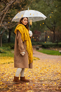 雨天晾衣服秋季雨天文艺美女撑伞背景