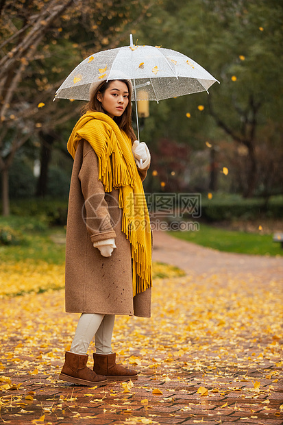 秋季雨天文艺美女撑伞图片