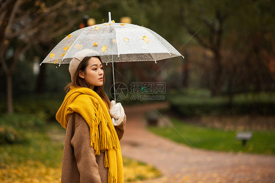 秋季雨天文艺美女撑伞图片