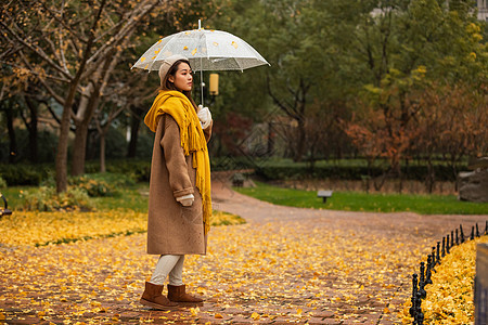 秋季雨天文艺美女撑伞图片