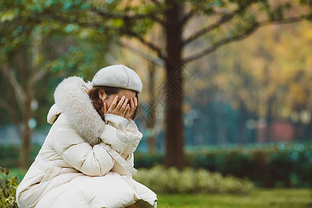 冬季户外悲伤孤单女性图片