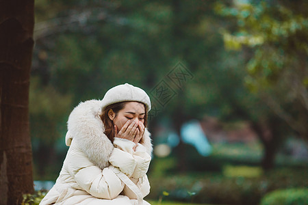 冬季户外孤单悲伤女性图片