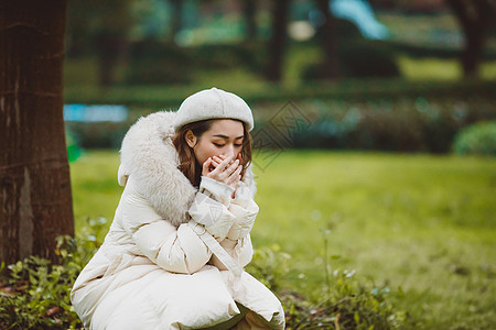 冬季户外孤单悲伤女性图片