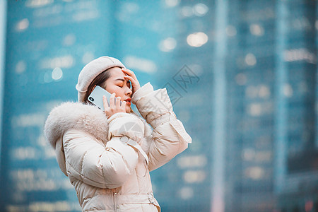 冬季都市悲伤女性打电话图片