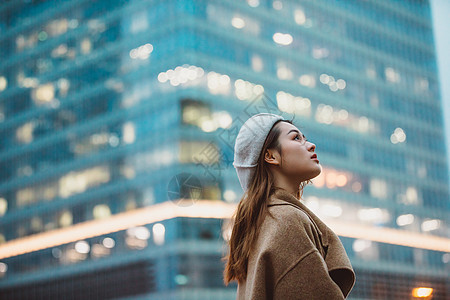 美女 水杯冬季都市美女憧憬未来背景
