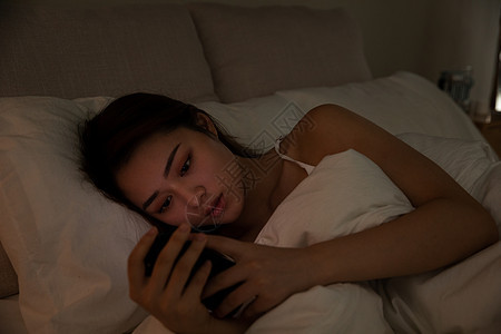 夜晚女性失眠玩手机图片