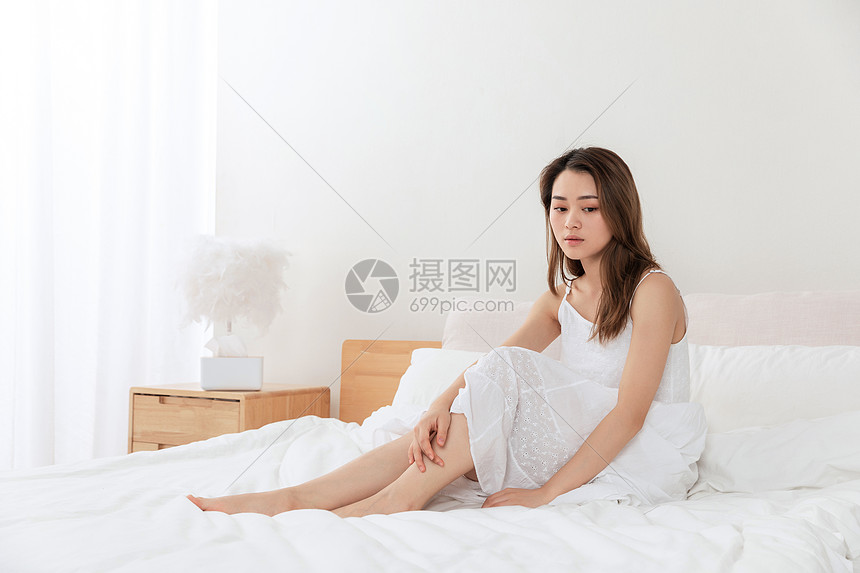 女性伤心难过失恋分手图片