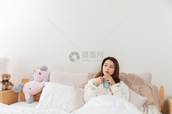 女性躺床上想念男朋友图片