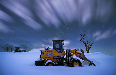 星空银河雪地中铲雪车图片