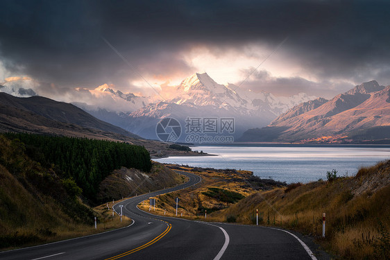 通往山脉的公路图片