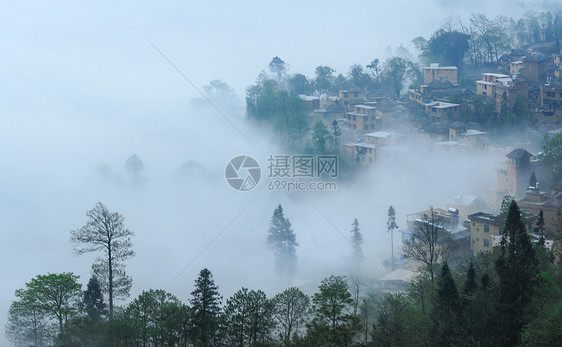 婺源元阳梯田晨雾弥漫风光图片