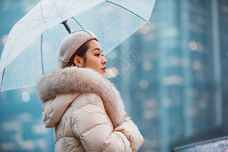 雨天的冬季户外孤单美女撑伞背景