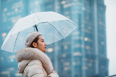 冬季户外孤单女性撑伞图片素材